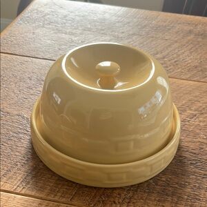 Longaberger Woven Traditions Butternut
Round Cheese Dish & Lid